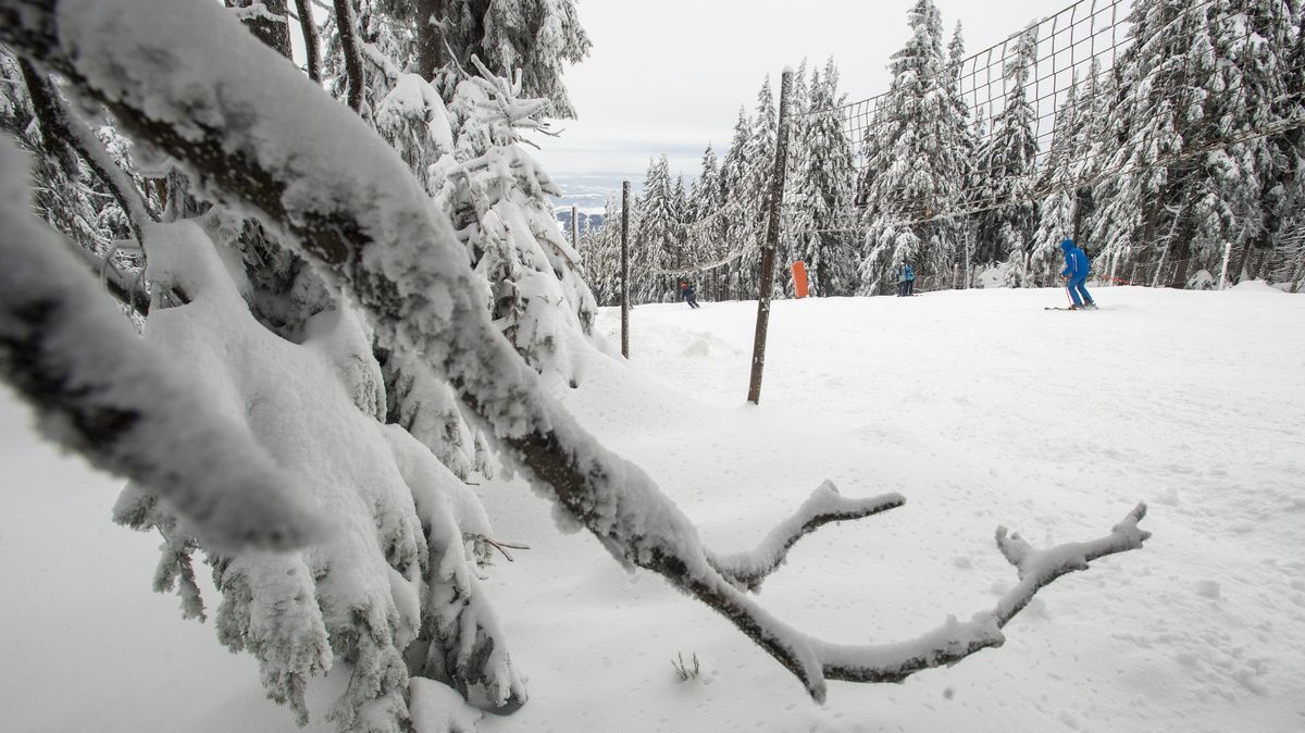 V Krkonoších po sněžení stouplo nebezpečí lavin, na hřebenech je až 80 centimetrů sněhu